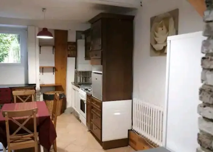 Une Petite Maison En Ville